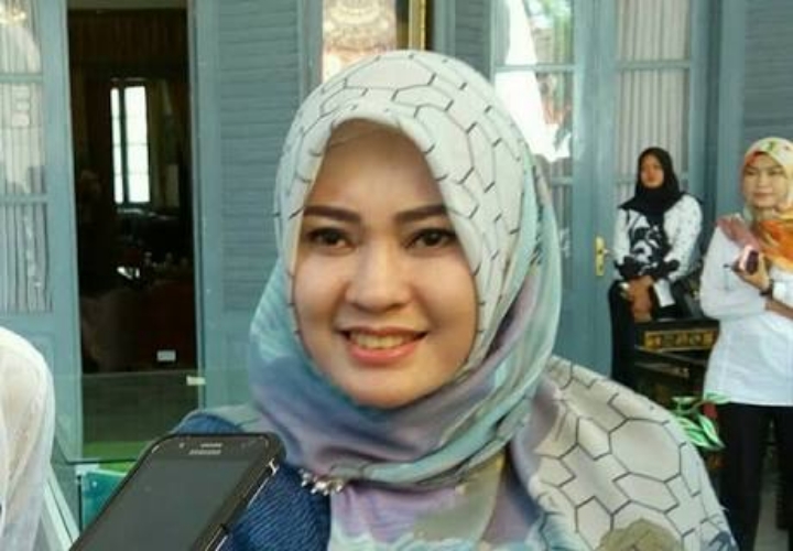 Bupati Cantik Ini Ternyata Suka Panjat Pohon Jambu 