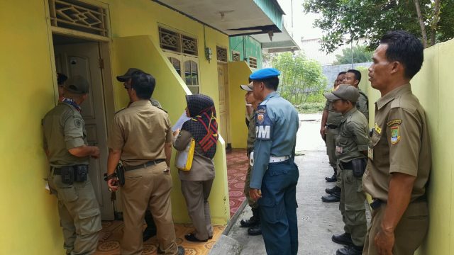 Petugas gabungan merazia.kos-kosan