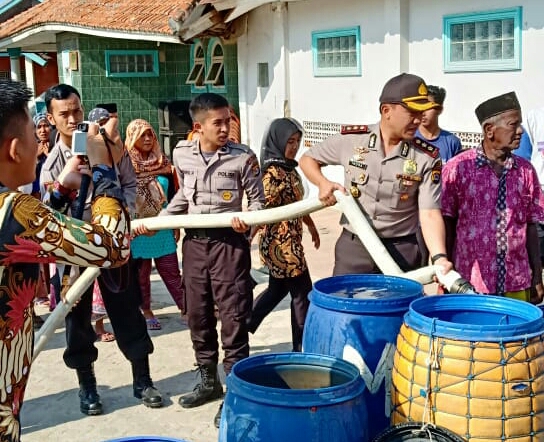 Kapolres bagi air bersih
