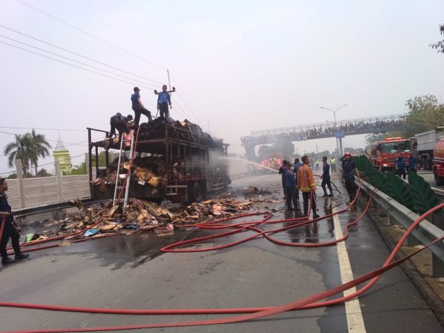 Truk terbakar