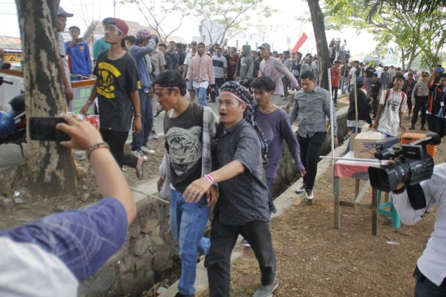 Warga demo