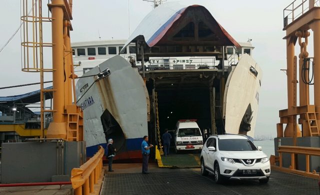KMP Mitra Nusantara sandar
