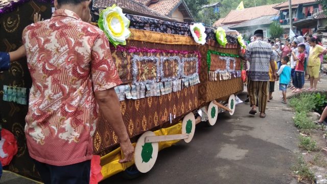 Meriahnya Acara Maulid Nabi Muhammad SAW di Lingkungan 