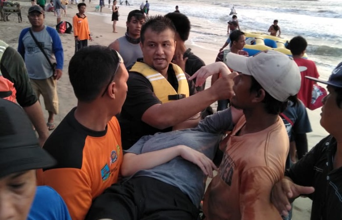 Bermain Banana Boat Di Pantai Anyer Wisatawan Jakarta Masuk