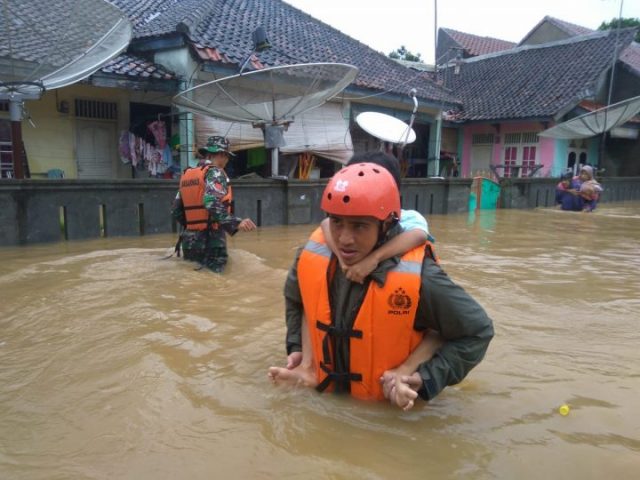 Evakuasi korban banjir