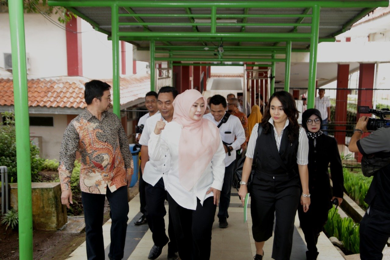 45+ Gambar Orang Ngantri Di Rumah Sakit Terbaru - Koleksi ...