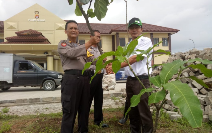 PT Arwana Nuansa Keramik Sumbang Pohon untuk Polres Serang 