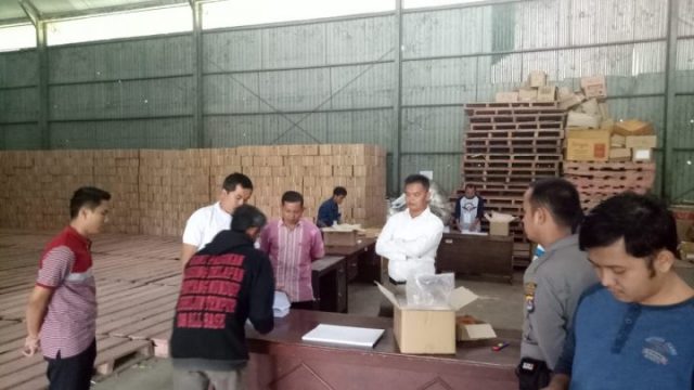 Melipat Surat Suara
