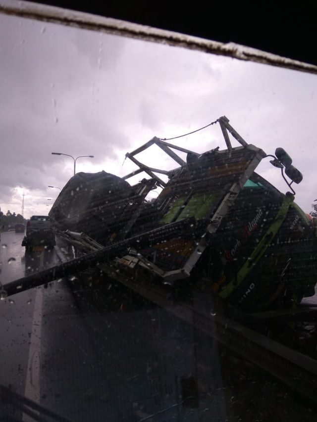  Truk  Ekspedisi  Kendaraan Kecelakaan di  Tol Tangerang Merak 