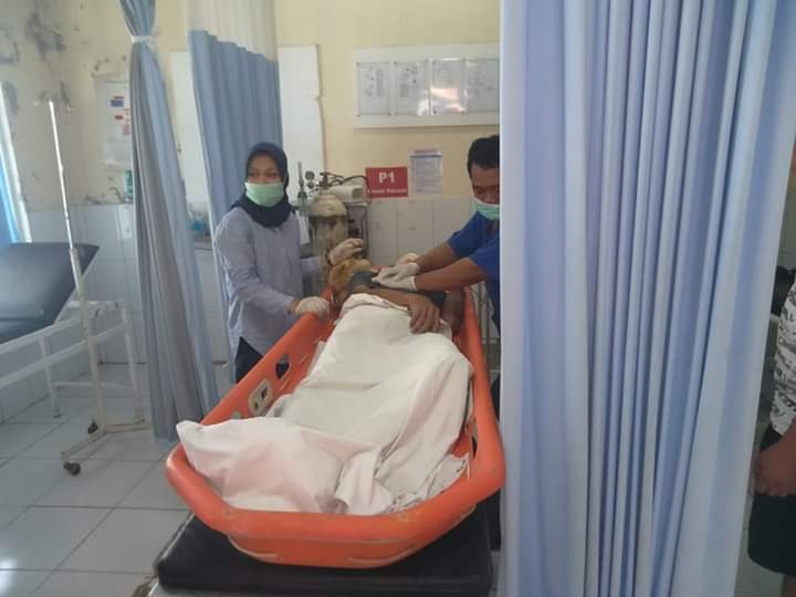 Tergulung Ombak Di Pantai Marbela Anyer Wisatawan Tangerang