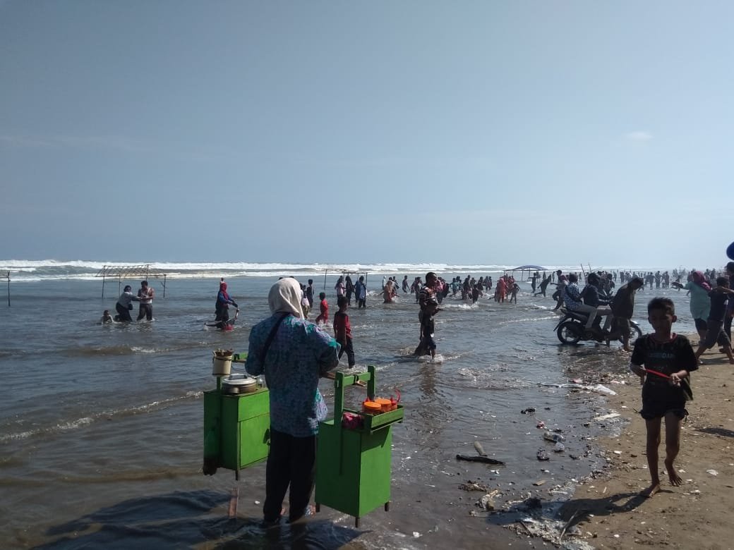 Diterjang Ombak Air Pasang Pengunjung Pantai Bagedur Kocar