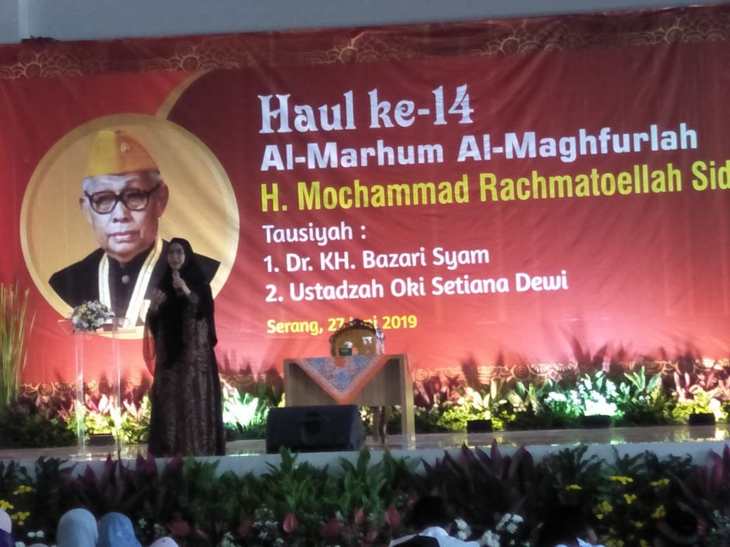Ustadzah Oki Hadiri Haul ke14 Mochammad Rachmatoellah