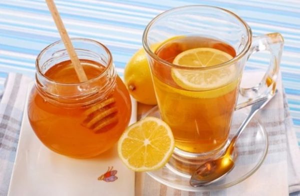 Manfaat air lemon hangat di pagi hari