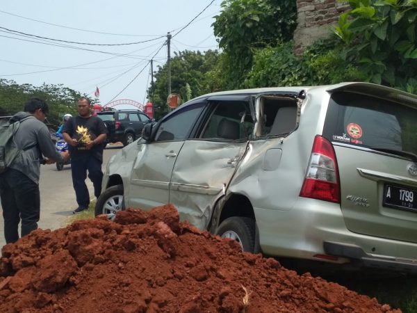 Tak Kuat Menanjak, Truk Hantam Innova di Tanjakan Makam Balung Citangkil | BantenNews.co.id