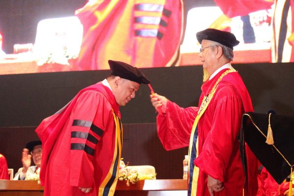 Rektor UPH Melantik Wisudawan terbaik Doktor Hukum - Wawan Zulmawan