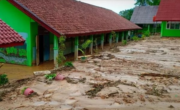 Banjir Bandang Lebak, Tiga Sekolah Hancur | BantenNews.co.id -Berita