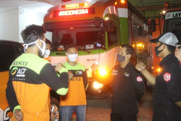 Caption Tim Disaster Emergency Response Aksi Cepat Tanggap melakukan konsolidasi sebelum pemberangkatan armada kemanusiaan menuju Lhokseumawe, Aceh Utara.