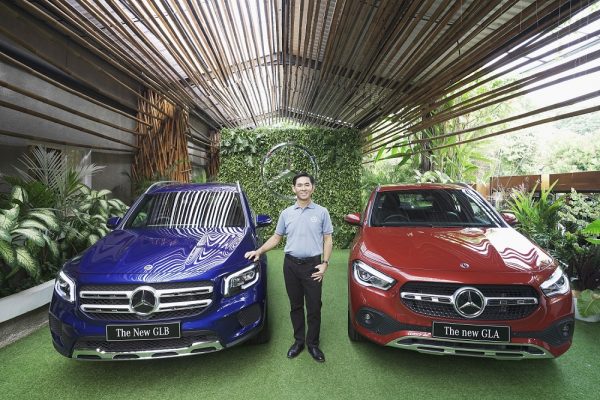 Foto 1 - Mr. Choi Duk Jun, President Director of PT Mercedes-Benz Indonesia, berfoto bersama the New GLB & GLA