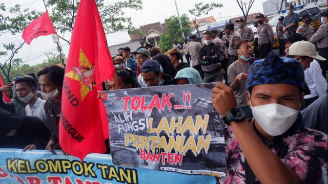 Puluhan aktivis dan petani yang tergabung dalam Liga Mahasiswa Nasional untuk Demokrasi (LMND) Eksekutif Wilayah Banten serta Serikat Tani Nelayan (STN) Banten, Senin (25/10/2021),