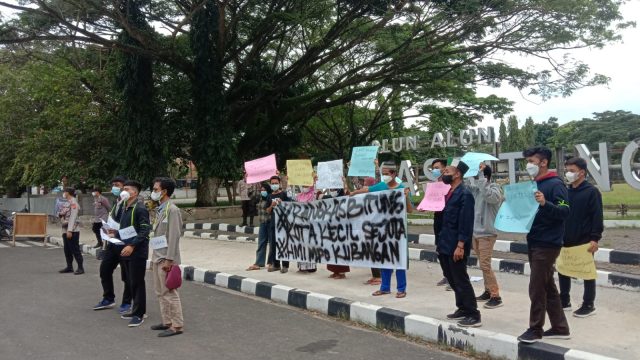 Mahasiswa yang tergabung dalam Himpunan Mahasiswa Islam Majelis Penyelamat Organisasi (HMI-MPO) melakukan aksi di Alun-alun Rangkasbitung (Foto Andi/BantenNews.co.id)