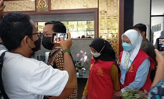 Kedua tersangka EM dan LM Oknum Pegawai Desa Pasir Kacapi Kecamatan Maja, yang ditahan oleh Kejari Lebak (Foto Andi/BantenNews.co.id)