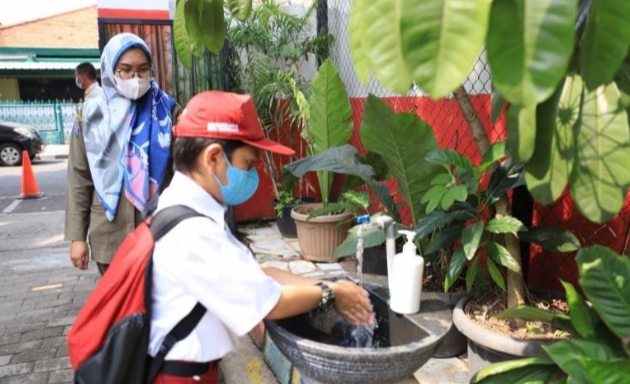 Pelajar cuci tangan