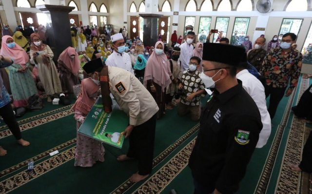 Gubernur WH saat menghadiri Peringatan Maulid Nabi Muhammad SAW di Masjid Al-Jihad Bojong Nangka, Kecamatan Kelapa Dua, Kabupaten Tangerang, Kamis (25/11/2021). Gubernur WH saat menghadiri Peringatan Maulid Nabi Muhammad SAW di Masjid Al-Jihad Bojong Nangka, Kecamatan Kelapa Dua, Kabupaten Tangerang, Kamis (25/11/2021).