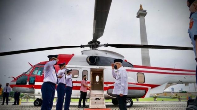 57914-wapres-maruf-amin-saat-hendak-bertolak-mengunakan-helikopter-kepresidenan