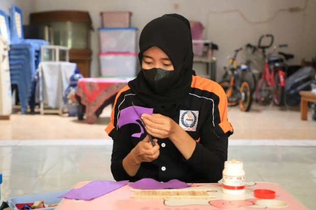 Kreatif, Wanita di Tangerang Ini Daur Ulang Stik Es Krim Jadi Barang