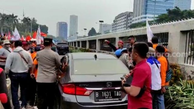 37352-mobil-mewah-amuk-massa-buruh