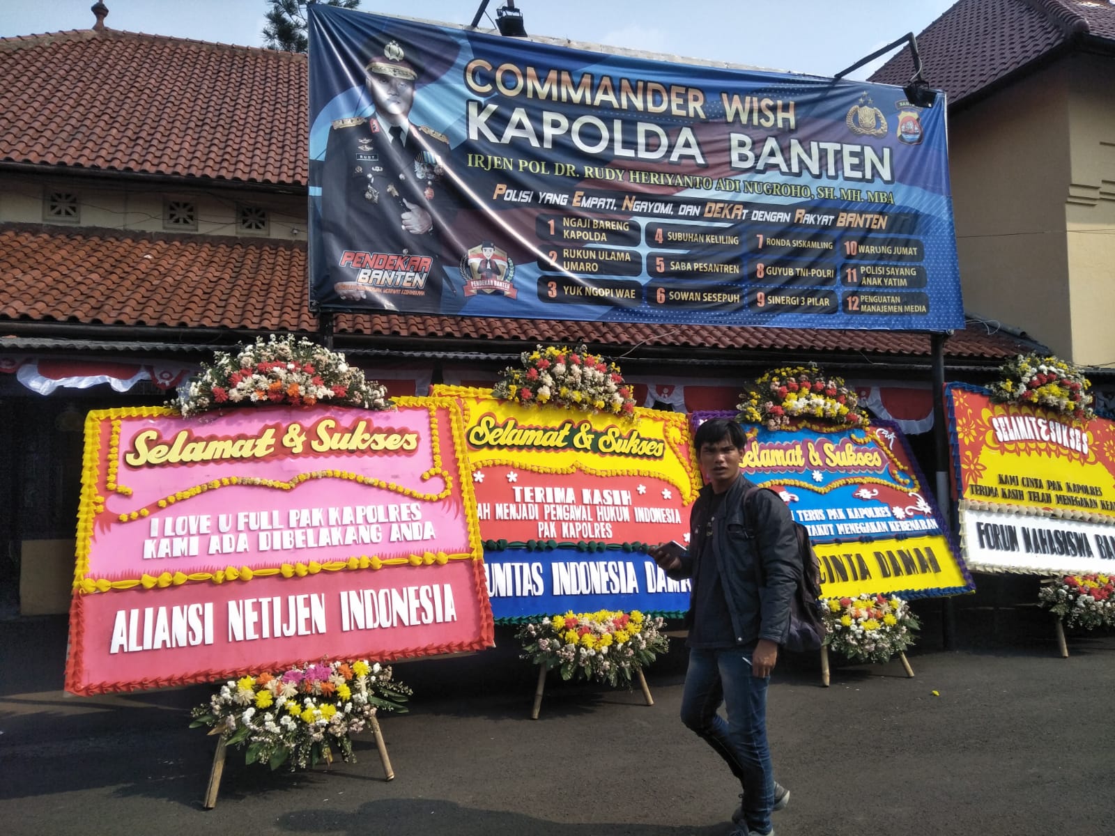 Karangan Bunga Dukung Polresta Serang Usut Kasus Nikita Mirzani Berjejer | Bantennews.co.id -Berita Banten Hari Ini