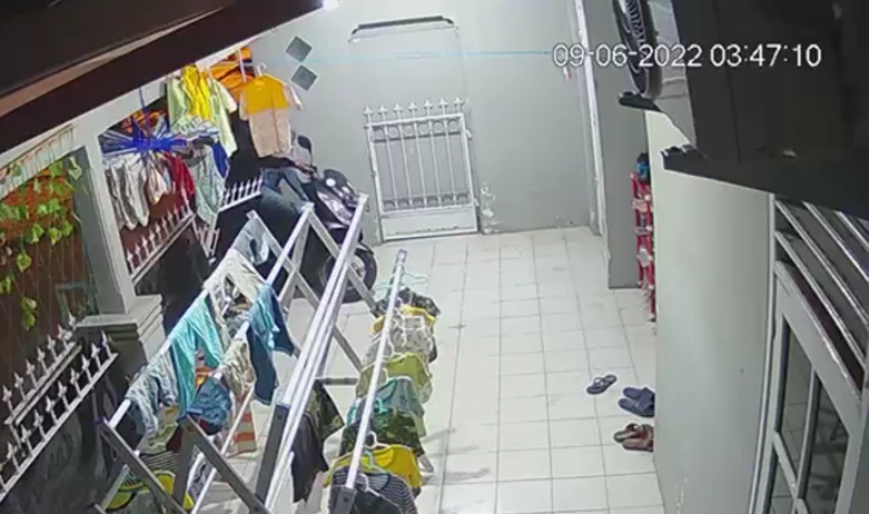 Detik-detik siswi SD tahan dan terseret motor maling yang ambil barang-barang di rumahnya