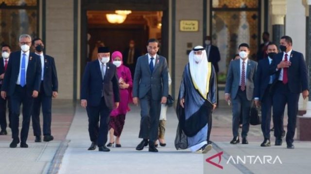 97215-presiden-ri-joko-widodo-di-bandar-udara-internasional-abu-dhabi-persatuan-emirat-arab-pea