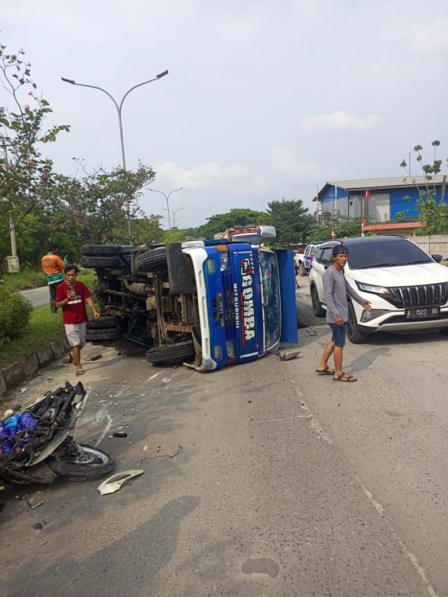 Gagal Nanjak, Suami Istri Tewas Tertabrak Truk Mundur di Cilegon