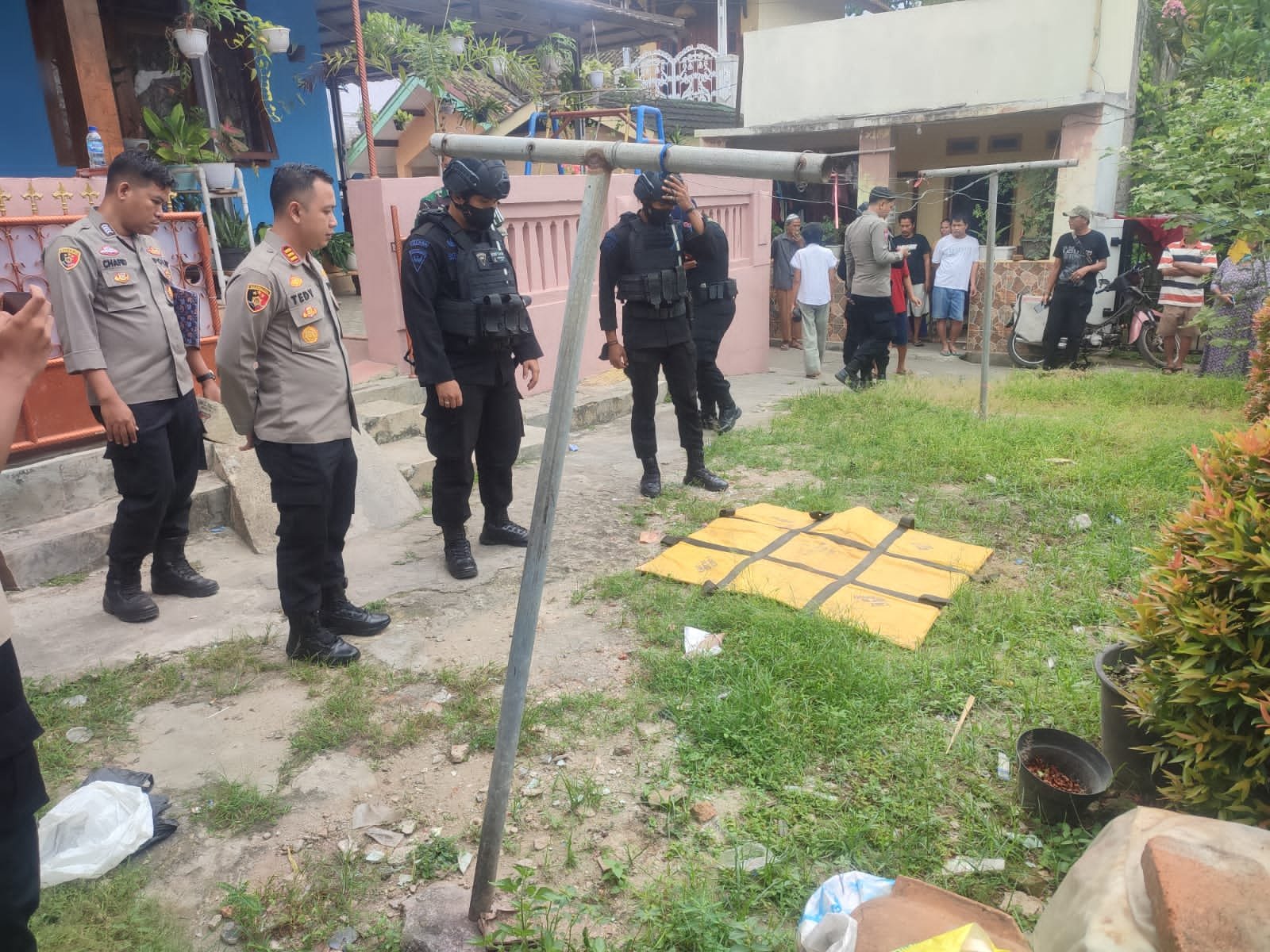 Tim Jibom Brimob melakukan pemeriksaan terhadap benda mencurigakan