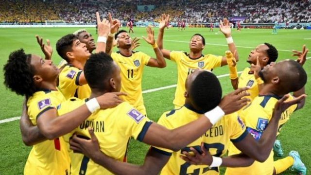 1-para-pemain-ekuador-berdoa-menjelang-matchday-pertama-grup-a-piala-dunia-2022-antara-qatar-vs-ekuador-di-stadion-al-bayt-di-al-khor-utara-doha-pada-20-november-2022-manan-vatsyayana-afp