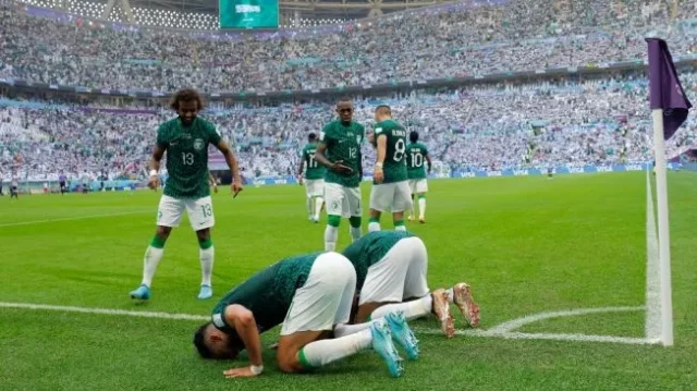 21947-timnas-arab-saudi-sujud-syukur