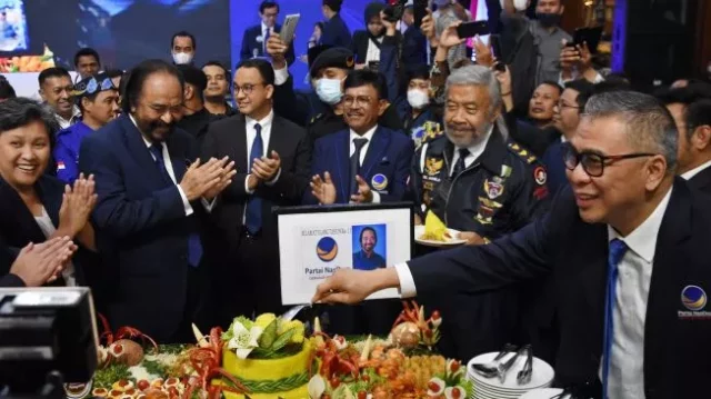38408-surya-paloh-dan-anies-baswedan-potong-tumpeng