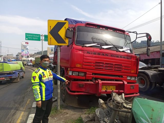 Kecelakaan lalu lintas terjadi di Jalan Raya Merak - Cilegon tepatnya di depan pintu masuk Dermaga Eksekutif pada Selasa (1/11/2022).