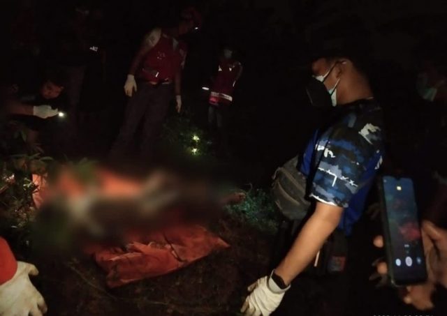Sekelompok pemancing dikagetkan oleh penemuan mayat yang sudah membusuk di dalam sumur tua, di Kampung Sempur, Desa Kadu Jaya, Kecamatan Curug, Kabupaten Tangerang, pada Kamis malam (3/11/2022).