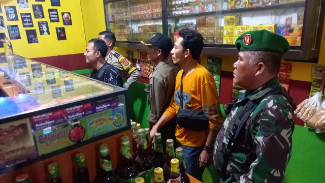 Polsek Ciruas membubarkan remaja yang tengah asik menenggak minuman keras (miras) dalam patroli gabungan, Sabtu (5/11/2022) dini hari.