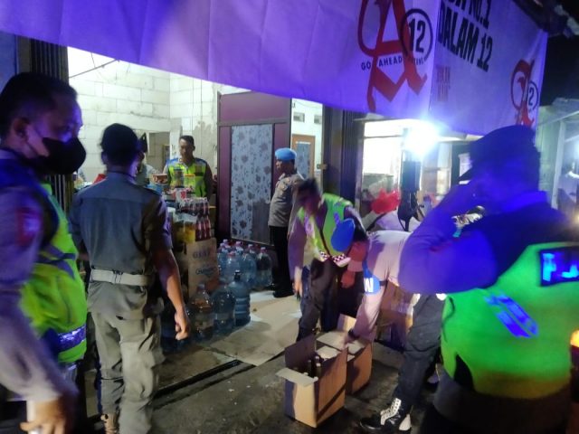 Personel Polres Serang menyita minuman keras di salah satu toko di Kabupaten Serang.