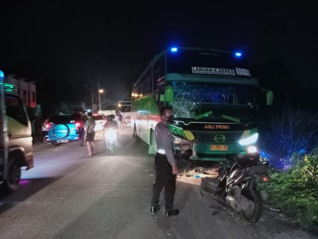 Kecelakaan lalu lintas terjadi di Jalan Raya Syeh Nawawi Albantani, tepatnya Lingkungan Jeranak, Kelurahan Banjarsari, Kecamatan Cipocok, Kota Serang, Senin (7/11/2022) petang.