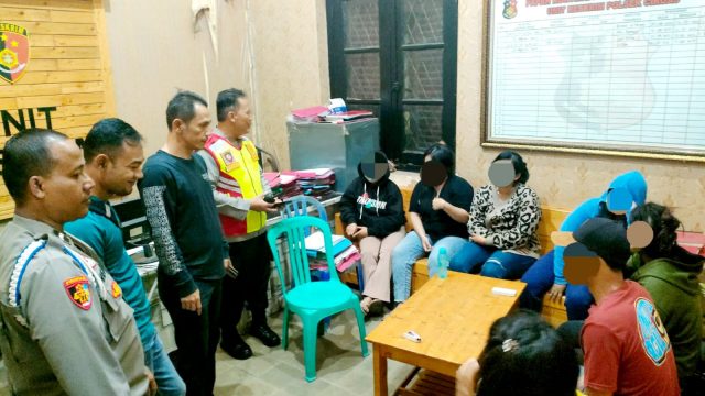 Pristitusi Polsek Ciruas bersama Muspika gencar melakukan razia dalam rangka menertibkan prostitusi, minuman keras, Jumat (11/11/2022).