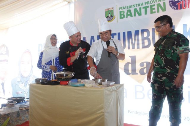 Penjabat Gubernur Banten, Al Muktabar melaksanakan edukasi dan sosialisasi mengolah makanan sehat dan menarik kepada masyarakat di halaman Kantor Desa Banyumas, Kecamatan Bojong Kabupaten Pandeglang, Sabtu (12/11/2022).