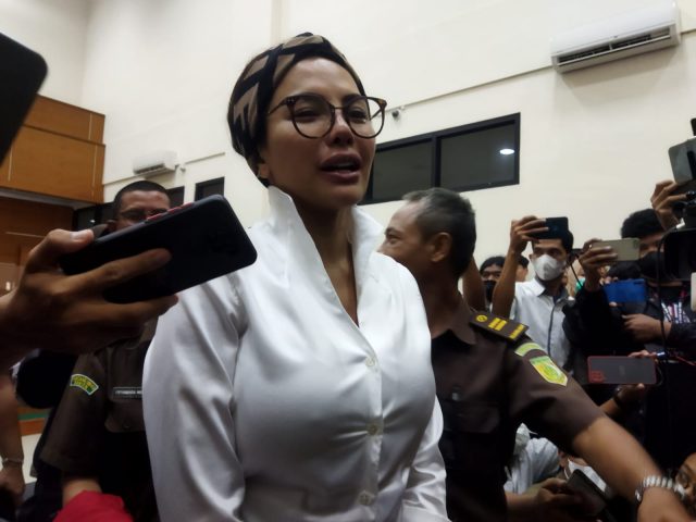 Nikita Mirzani usai menjalani sidang di Pengadilan Negeri Serang.