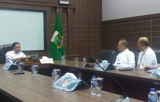 PJ Gubernur Banten Penjabat (Pj) Gubernur Banten Al Muktabar mengungkapkan Pemerintah Provinsi Banten pada prinsipnya akan menyesuaikan dengan aturan Kementerian Tenaga Kerja Republik Indonesia terkait penetapan upah minimum tahun 2023.