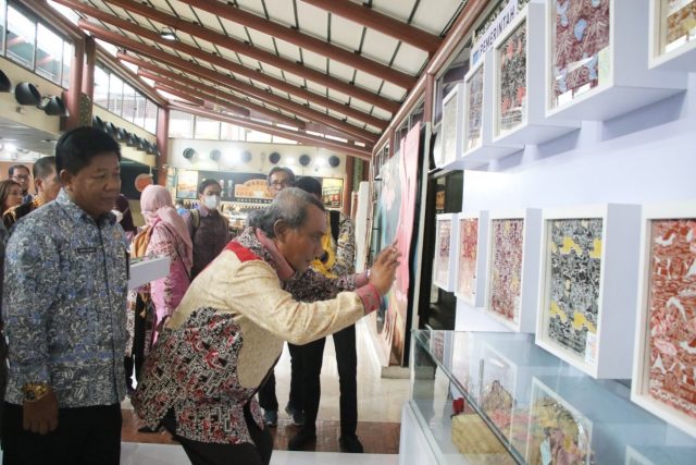 12 motif batik Kabupaten Serang bisa dilihat di Terminal 2 Bandara Internasional Soekarno-Hatta (Soetta).