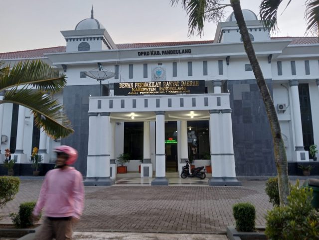 Gedung DPRD Pandeglang yang terletak di Jalan Pendidikan no 1 Kecamatan Pandeglang.