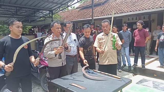 Sebanyak 34 pelajar SMP yang terlibat tawuran di pinggir Jalan Raya Kecamatan Ciruas, Kabupaten Serang, Banten ditangkap polisi.